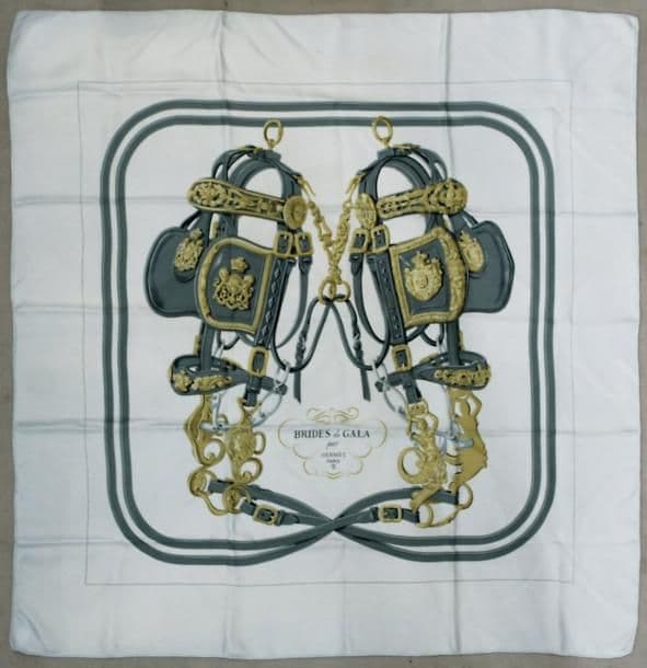 エルメス スカーフ「式典用馬勒」white バリエーション